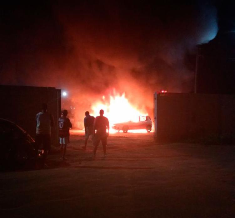 Carros da Prefeitura de Santo Estevão são incendiados após grande apreensão de motos em blitz