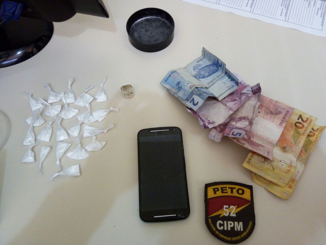 Homem é preso com 21 papelotes de cocaína em Lauro de Freitas