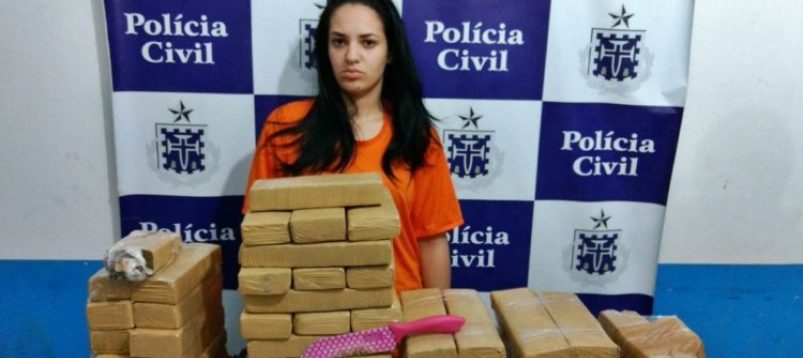 Jovem é presa com 83 tabletes de maconha em Feira de Santana