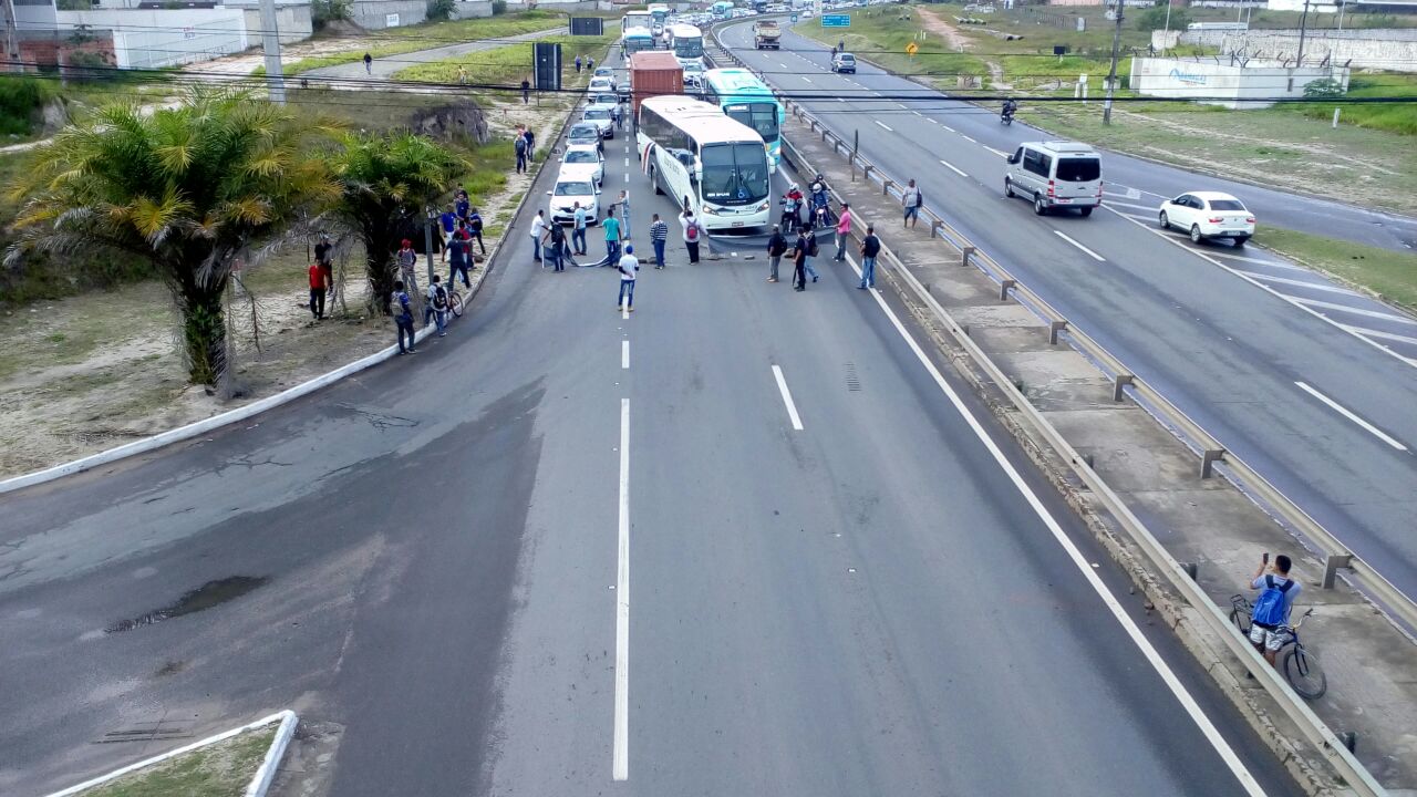 Manifestação: grupo de desempregados de Camaçari fecha Via Parafuso