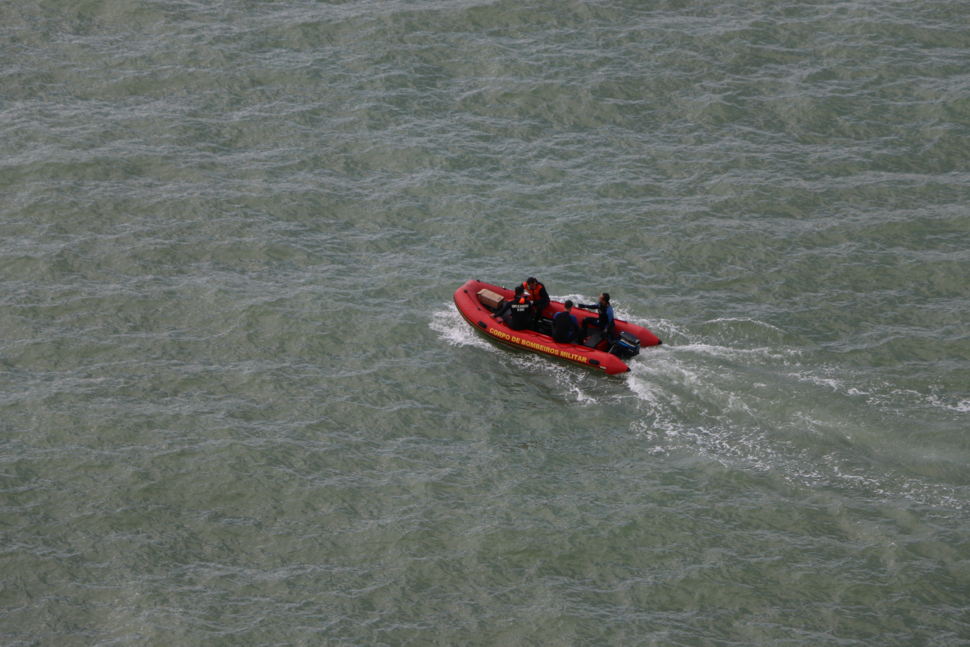 Adolescente continua desaparecida após naufrágio de lancha; Marinha retomará buscas