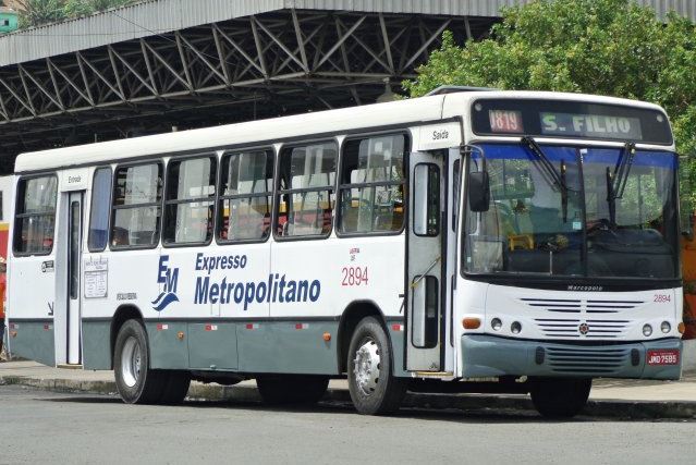 Assaltantes ameaçam e saqueiam bens de passageiros de ônibus em Simões Filho