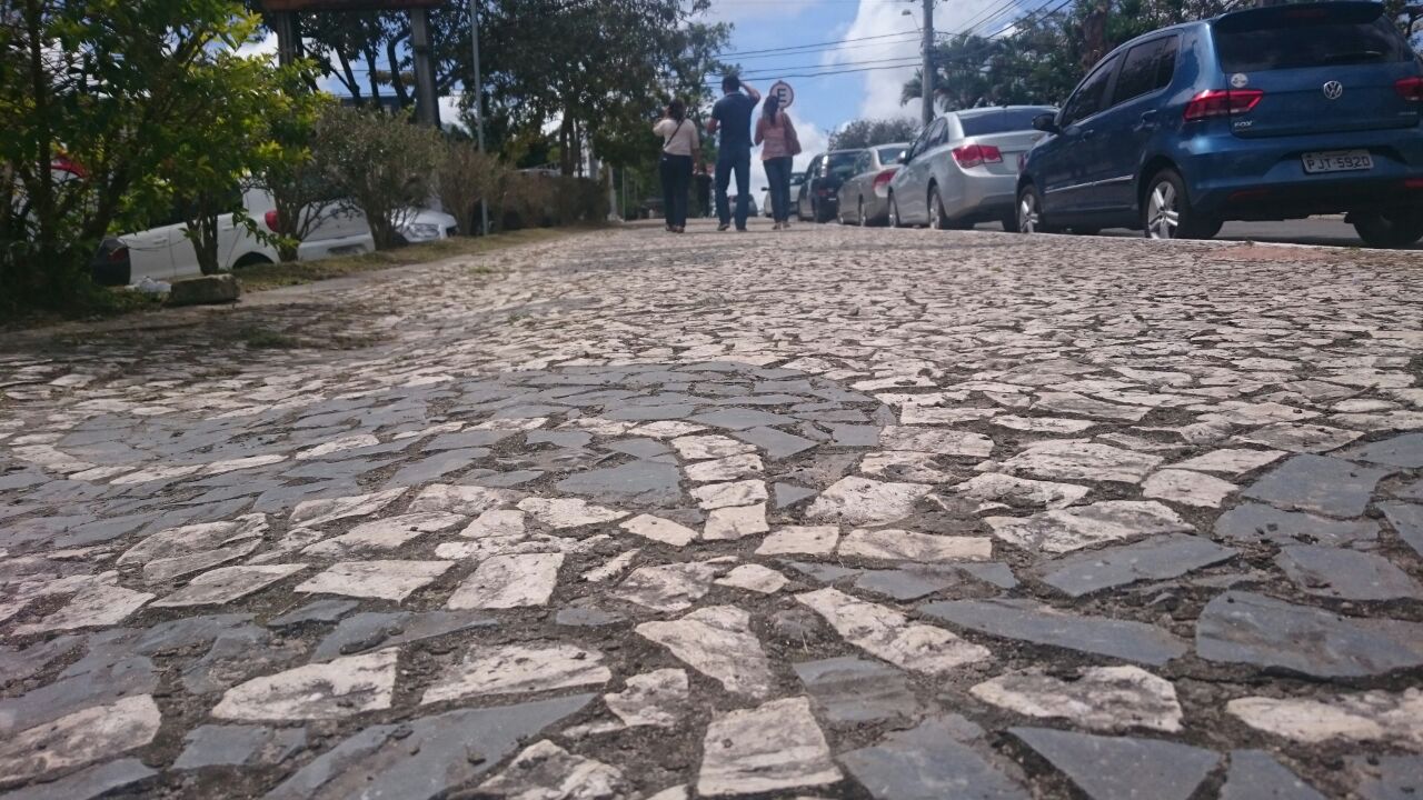 Prefeitura quer retirar pedras portuguesas do Centro Administrativo de Camaçari