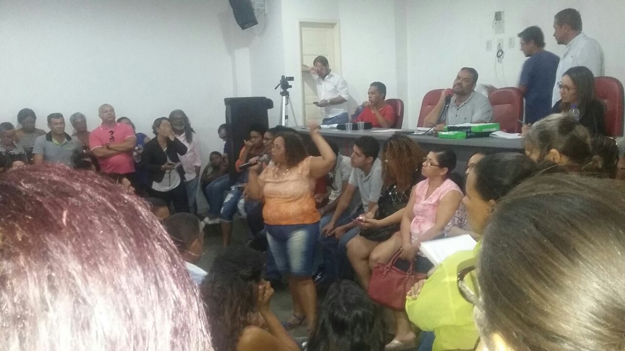 Professores da rede pública de Camaçari decidem manter greve em assembleia