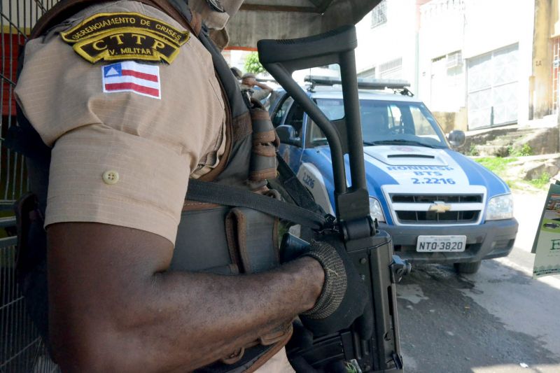 Salvador: bandidos assaltam capitão da PM e levam sua arma no bairro da Caixa D’Água