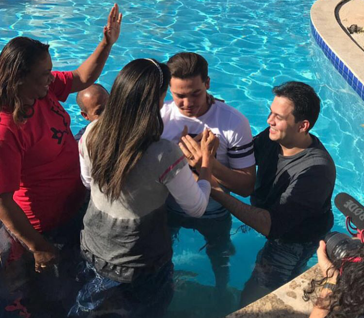 Veja as imagens: Wesley Safadão é batizado em igreja evangélica