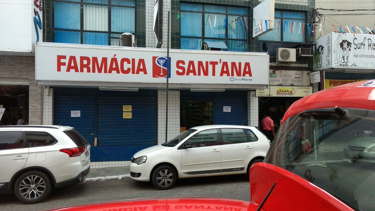 Farmácia Santana fecha as portas para reforma após queda de parte do teto em Camaçari