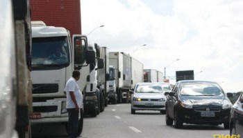 Gasolina cara: Caminhoneiros fecham rodovias na Bahia