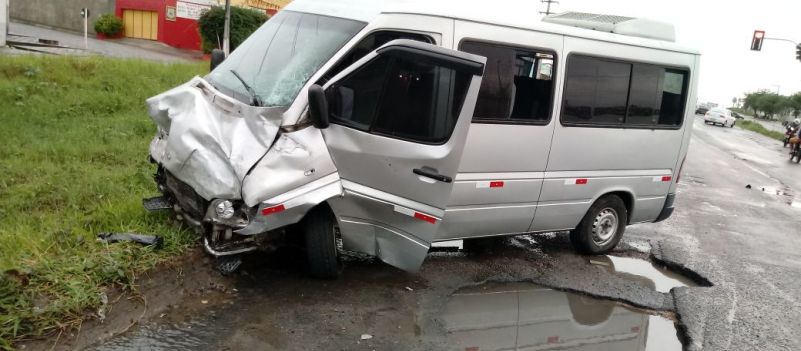Mulher morre durante acidente envolvendo carro e van em Feira de Santana