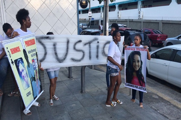Após suspeito de matar adolescente se entregar, familiares e amigos fazem protesto no DHPP