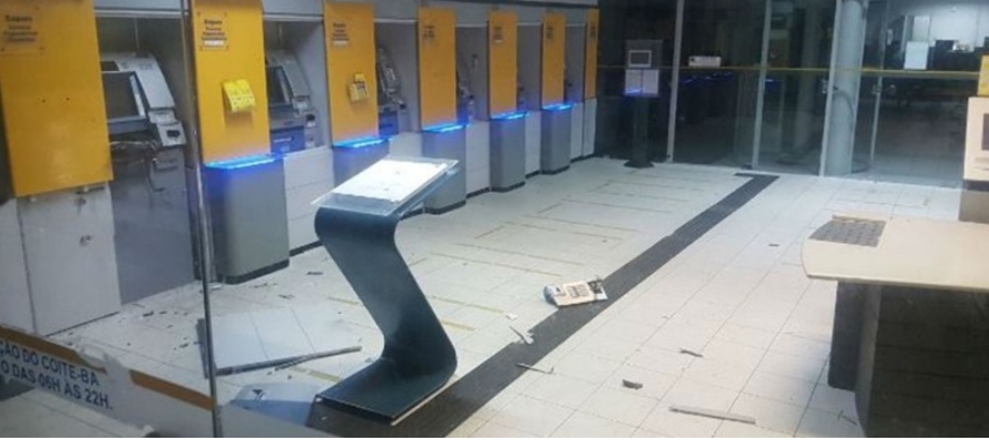 Bandidos explodem terminal de atendimento bancário mas não levam dinheiro