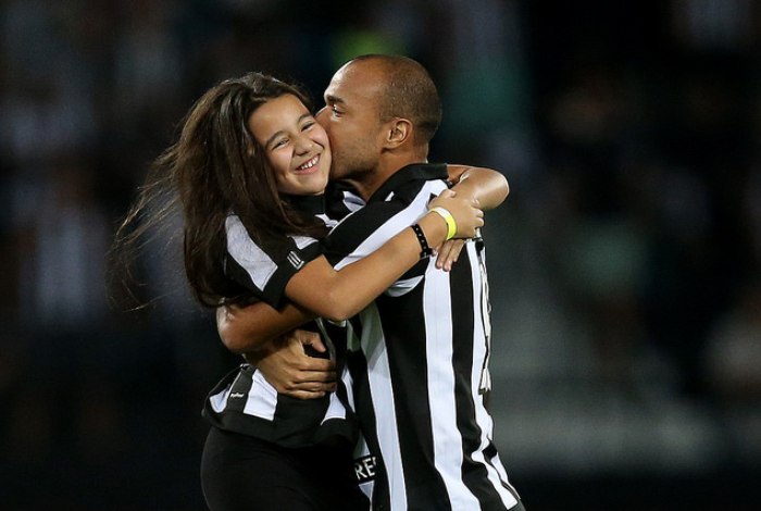 Botafogo emite nota oficial explicando situação do tumor do atacante Roger: “alta chance de cura”