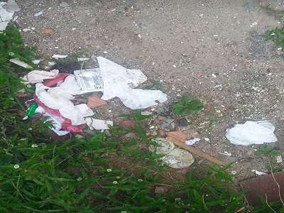 Camaçari: morador denuncia motel por descarte incorreto de lixo