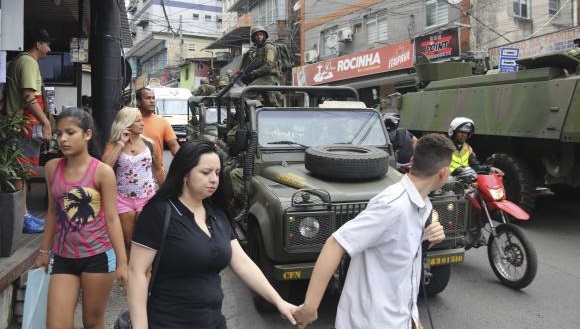 Forças Armadas ocupam favela da Rocinha e as aulas são suspensas