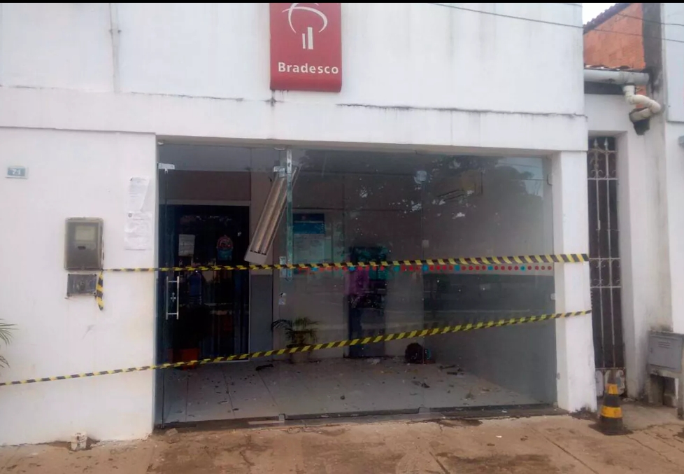 Grupo armado explode agência bancária em Itanagra
