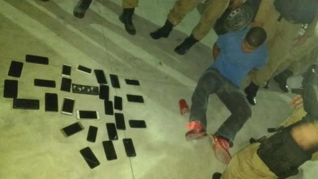 Guardas prendem homem com 28 celulares roubados