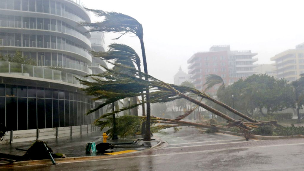 Irma perde força e se torna tempestade tropical perto da costa da Flórida