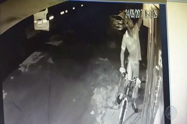 Lauro de Freitas: assaltante rouba loja e volta para tentar levar câmera de segurança