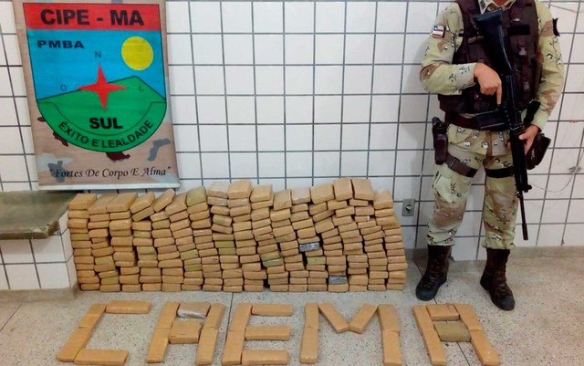 Motoboy é preso suspeito de distribuir drogas em Teixeira de Freitas; Ele estava com 200 kg de maconha em imóvel