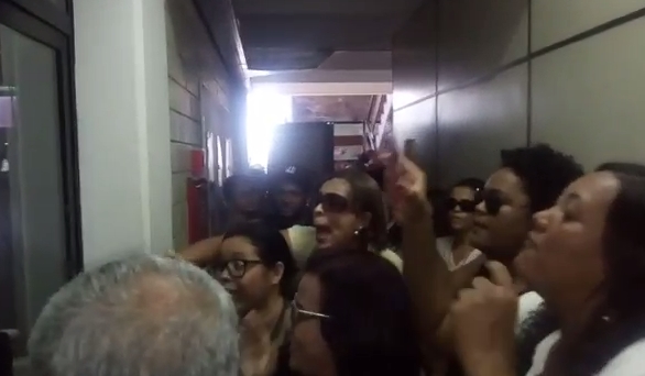 Professores ocupam Prefeitura de Camaçari para protestar contra corte de salários