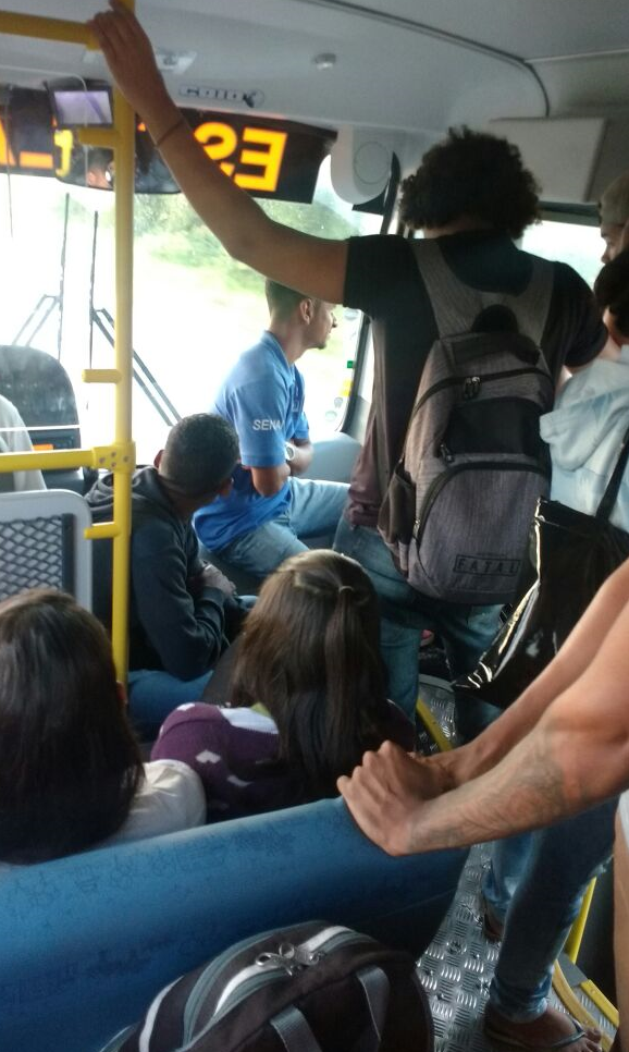 São Sebastião do Passé: universitários denunciam superlotação em ônibus oferecido pela prefeitura