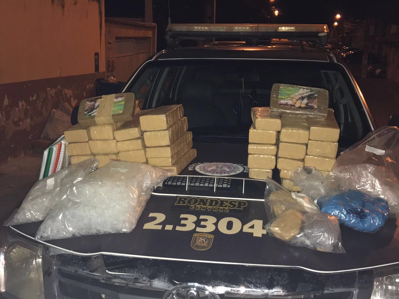 Suspeitos fogem e polícia apreende 40 kg de maconha, crack e cocaína em Salvador