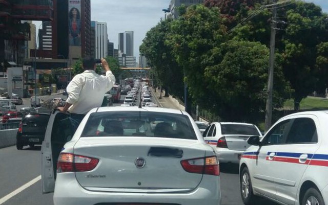 Taxistas protestam contra liberação de aplicativos de transporte em Salvador