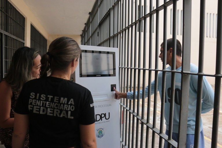 Transferir presos para seus estados de origem ajudaria o crime, diz ministro da Defesa