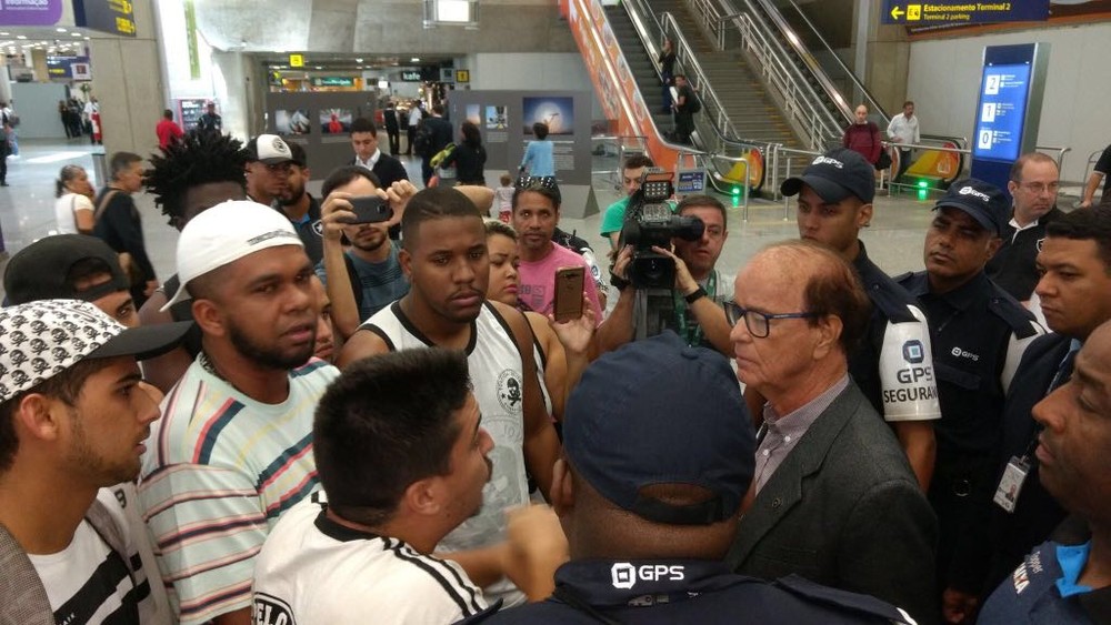 Acabou o amor? Depois da lua de mel, torcedores do Botafogo questionam desempenho do time na Série A
