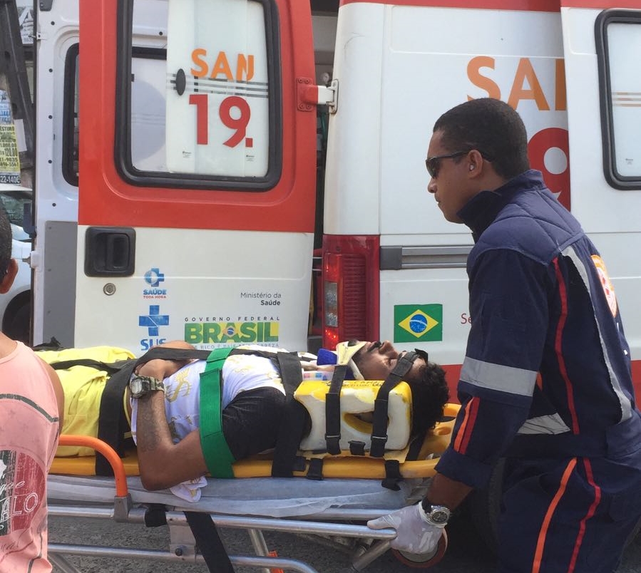 Motociclista fica ferido ao colidir em caminhão em Camaçari
