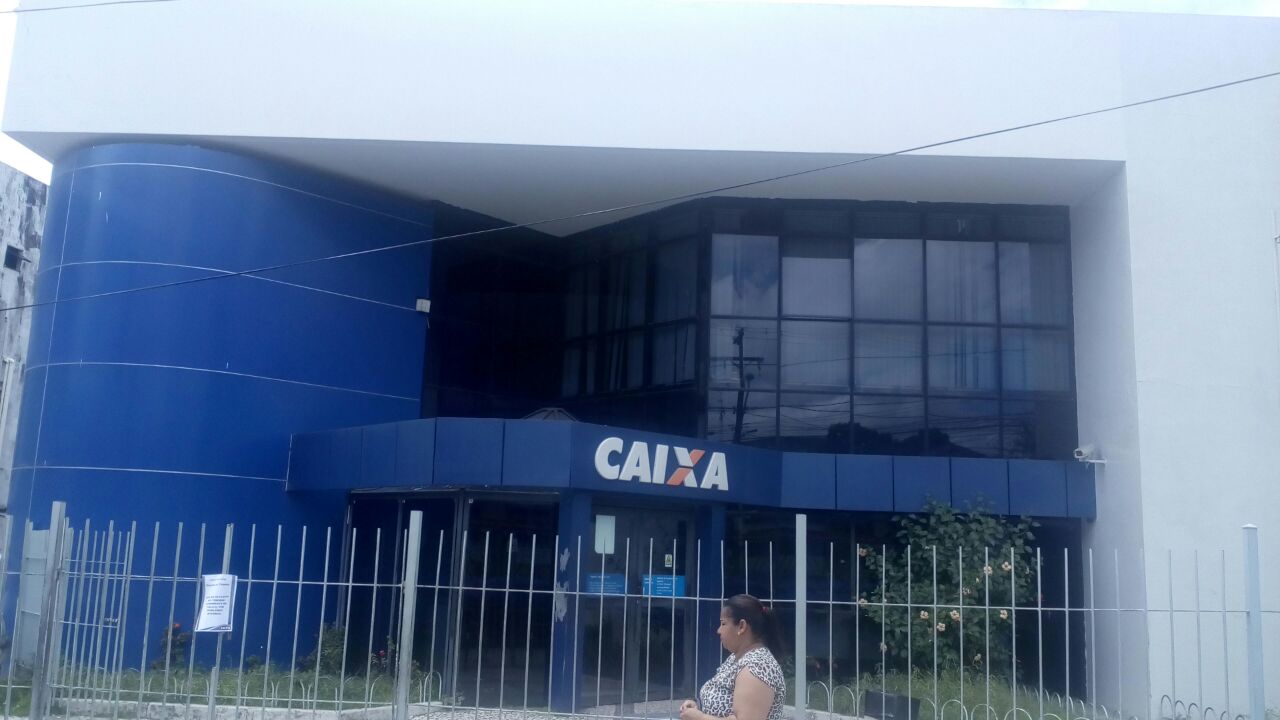 Bandidos arrombam caixa eletrônico de agência da Caixa Econômica em Camaçari