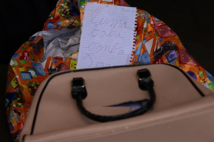 Mulher assume ter colocado pacote com a palavra “bomba” na frente de escola em Salvador