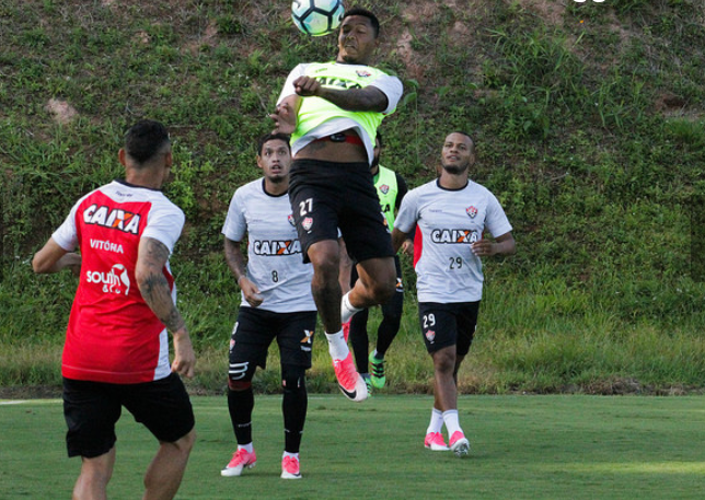 No Barradão, Vitória recebe o Atlético-GO e tenta voltar a vencer em casa e fugir do Z4