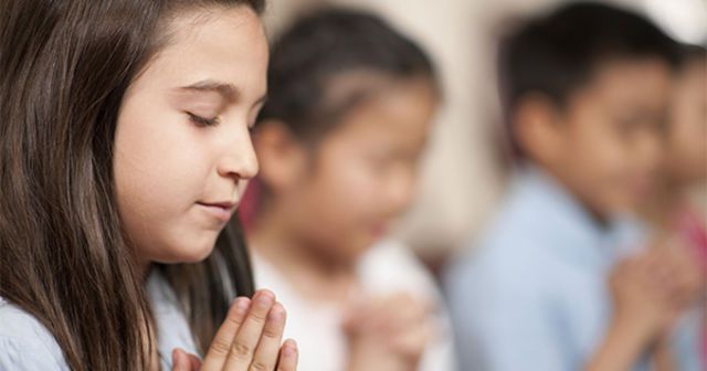 Cidade do RJ obriga oração do Pai Nosso nas escolas; especialistas criticam
