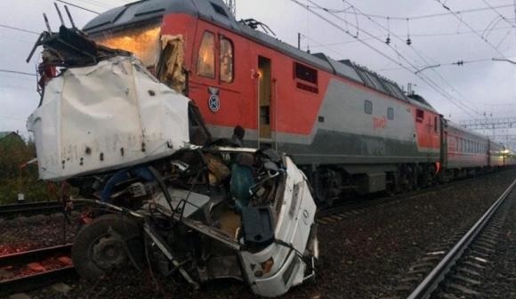 Colisão entre trem e ônibus deixa 19 mortos na Rússia