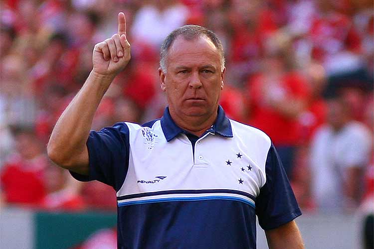 Com Palmeiras de olho, diretoria do Cruzeiro busca meios para renovar contrato de Mano Menezes