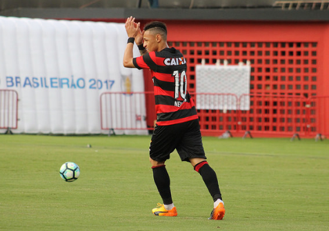 Comentarista afirma que clube carioca está interessado em contar com futebol de Neilton em 2018