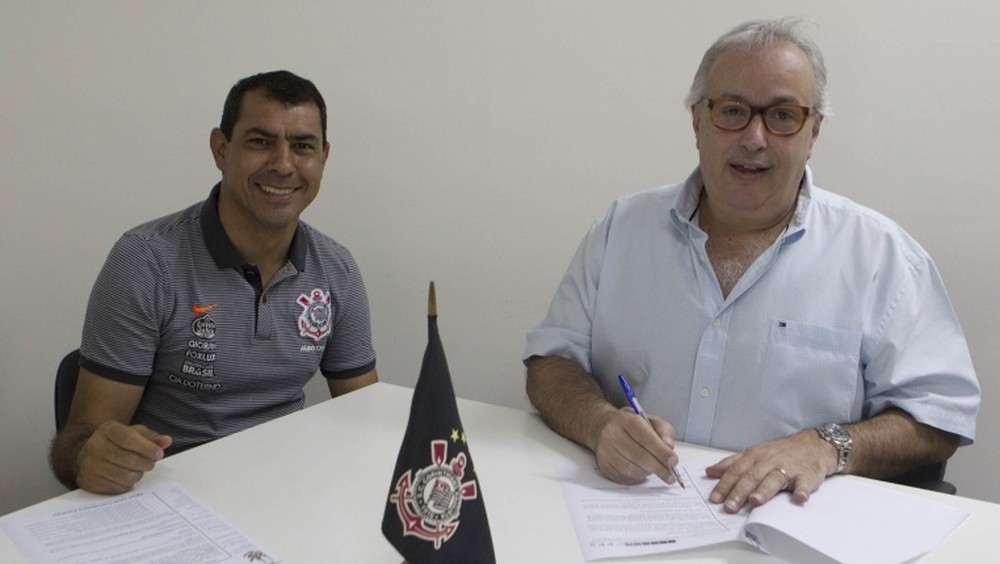 Corinthians amplia contrato do treinador Fábio Carille até 2019