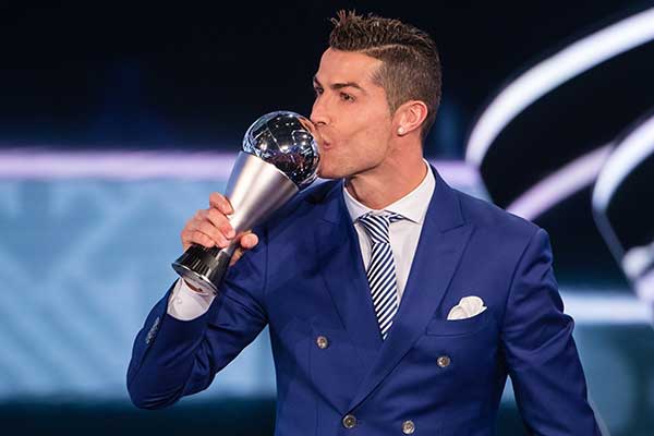 Cristiano Ronaldo iguala Messi e conquista a 5ª Bola de Ouro da FIFA