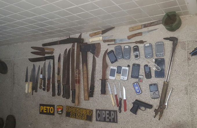 Detentos armados com facas, machado e maçarico iniciam rebelião em Mata de São João 