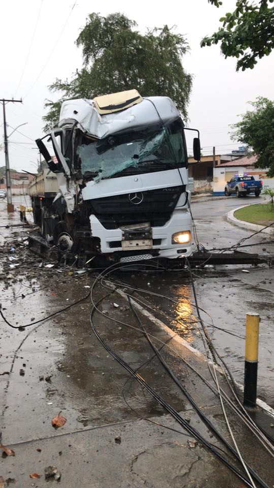Fotos: Motorista de caminhão bate em poste na Gleba A