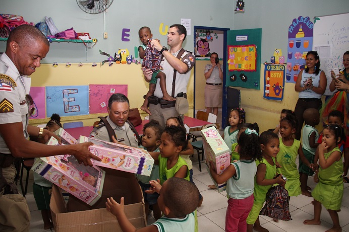 PM antecipa comemoração e surpreende crianças no bairro do Lobato em Salvador