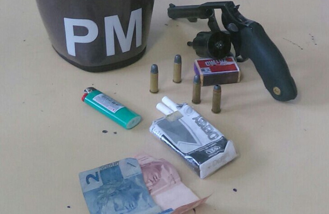 PM encontra arma e maconha ao revistar ônibus coletivo em Dias D’Ávila