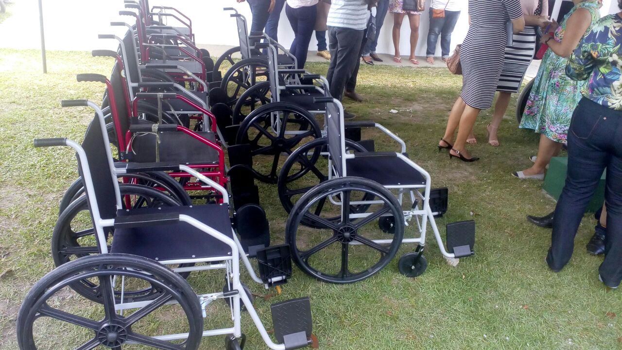 Prefeitura de Camaçari entrega 17 cadeiras de rodas durante reinauguração de USF