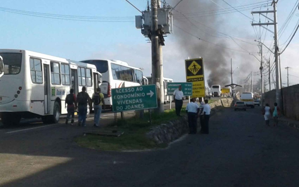 Camaçari: manifestantes fecham trecho da BA-099, em Catu de Abrantes