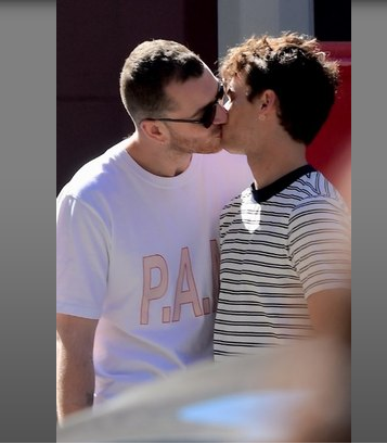 Sam Smith e Brandon Flynn, de ’13 Reasons Why’, são flagrados aos beijos em NY