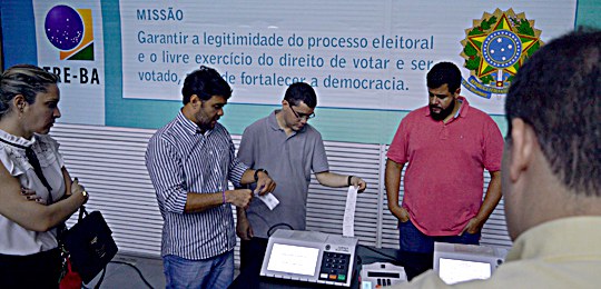 TRE vai emprestar urnas para eleições do Bahia; chapas fizeram auditoria do equipamento no Tribunal