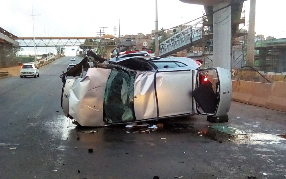 Salvador: motorista fica ferido após veículo capotar na Avenida Paralela