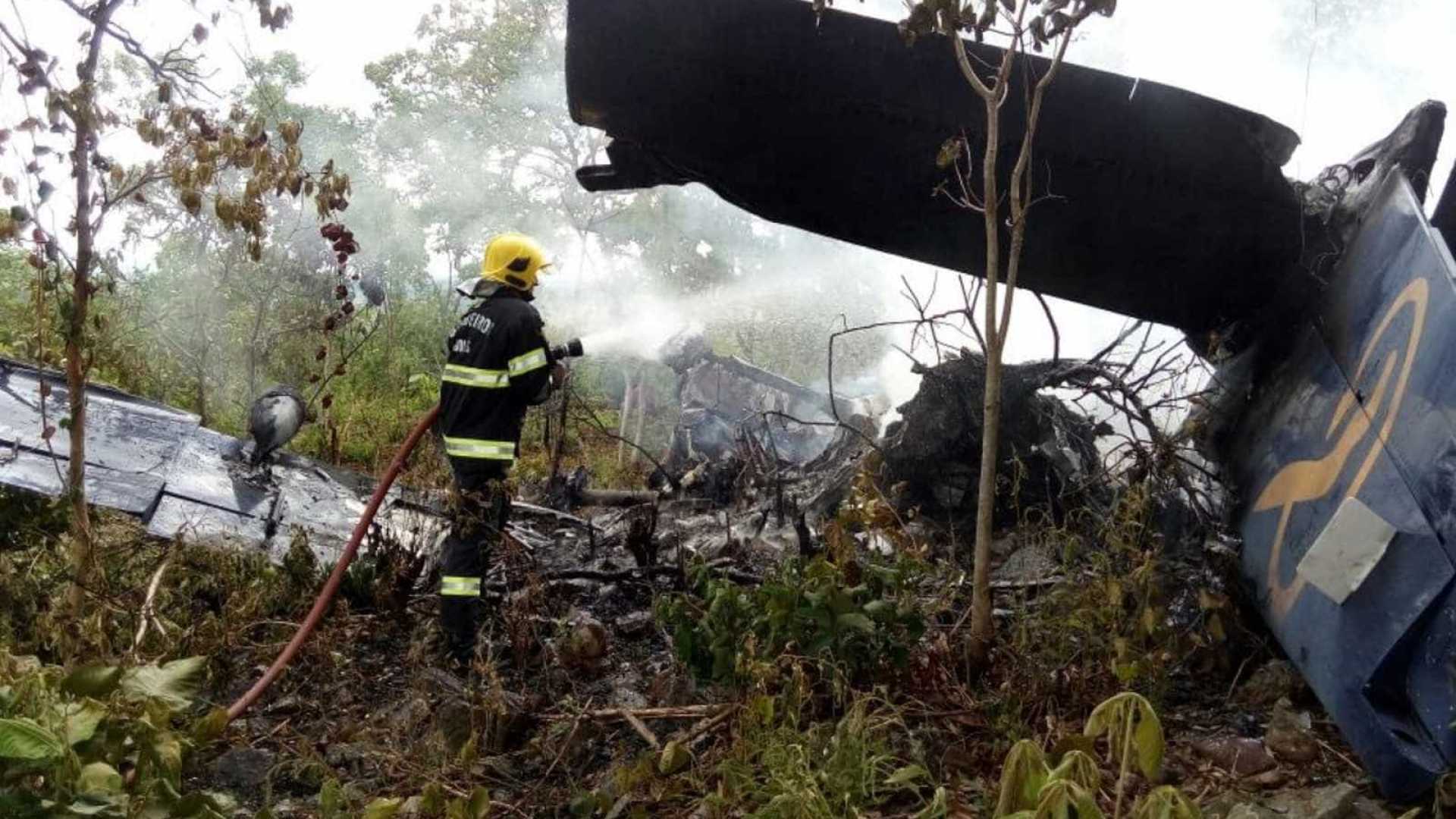 Avião cai e pega fogo em Goiás; passageiros sobreviveram