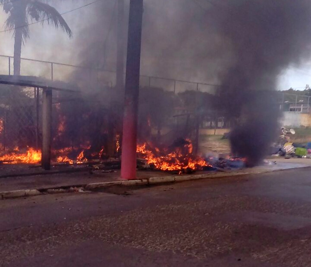 Camaçari: barracas ficam destruídas após incêndio em Vila de Abrantes